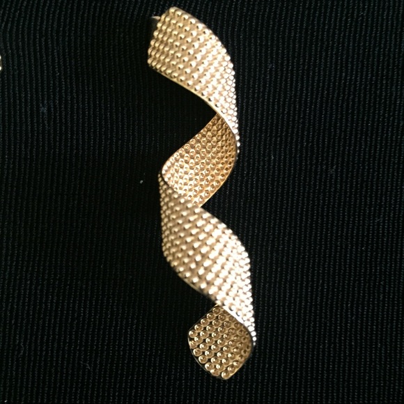 Gold Ribbon Vintage Pierced Earrings - Picture 3 of 4